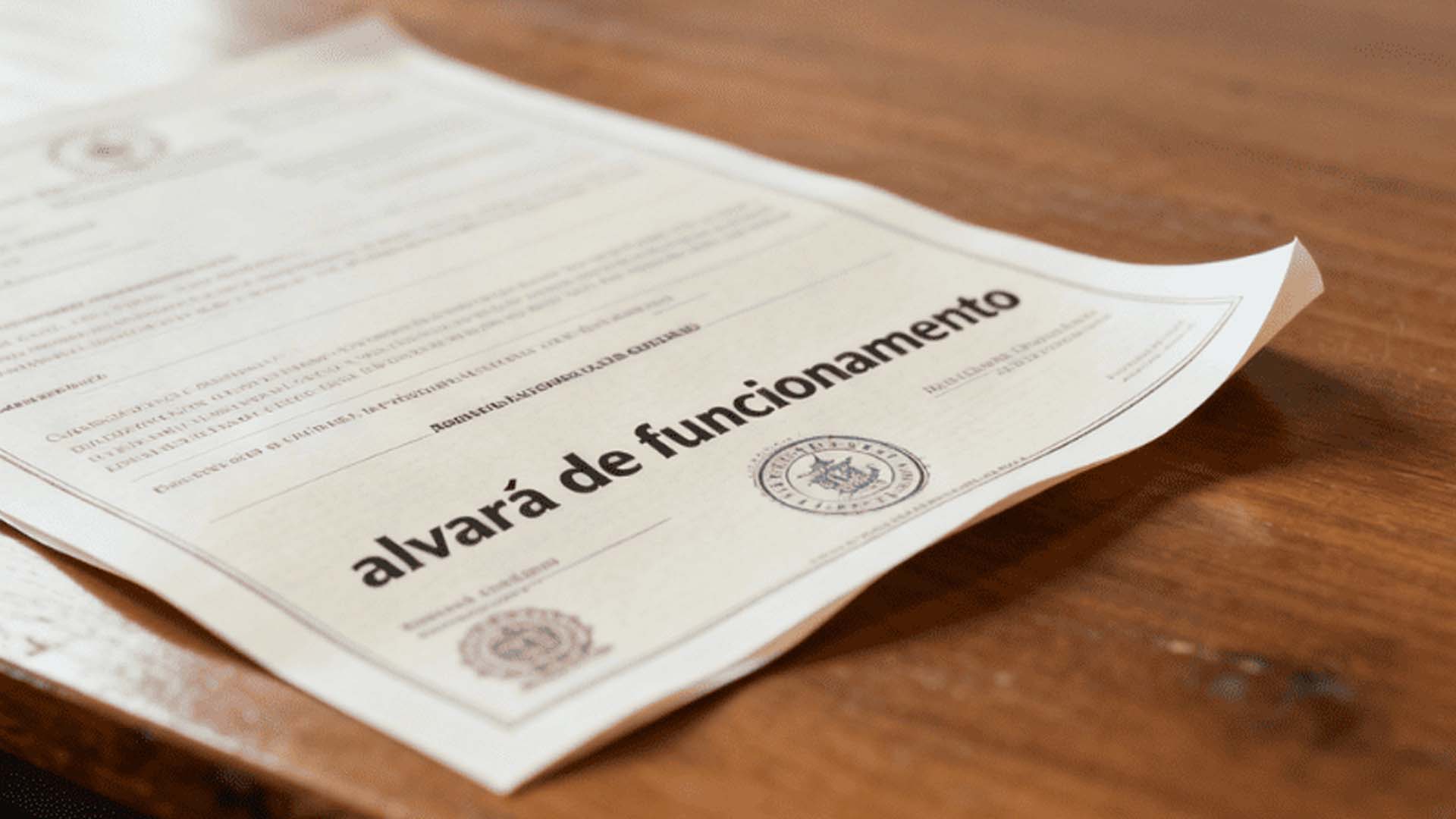 Documento Alvará de Funcionamento sobre uma mesa